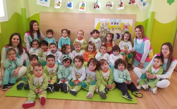 Los alumnos de Baby Natura y sus profesoras