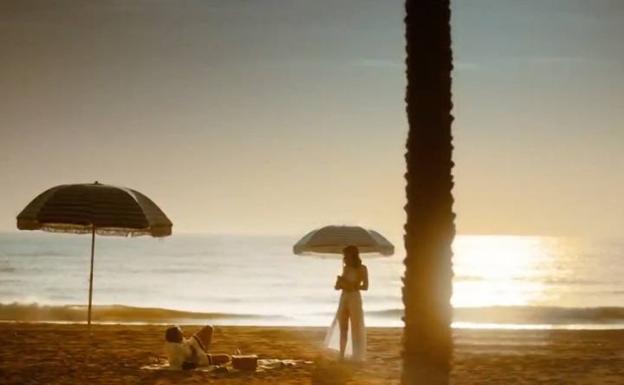 Escena rodada en la playa de Huelin, con Antonio Banderas sobre la arena. 