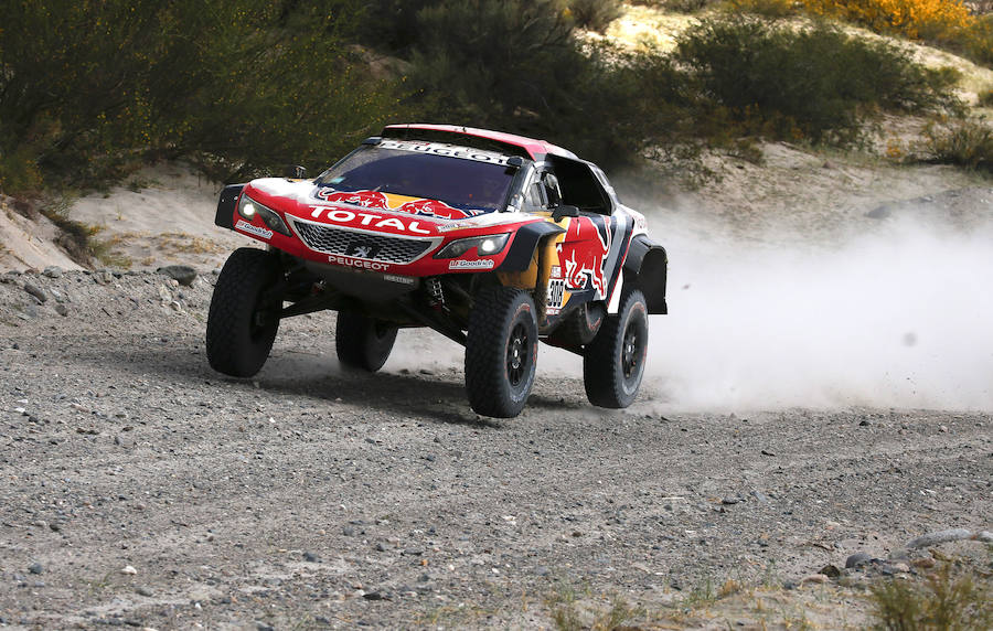 Los pilotos franceses de Peugeot Cyril Despres y David Zaster compiten durante la undécima etapa del Dakar. 