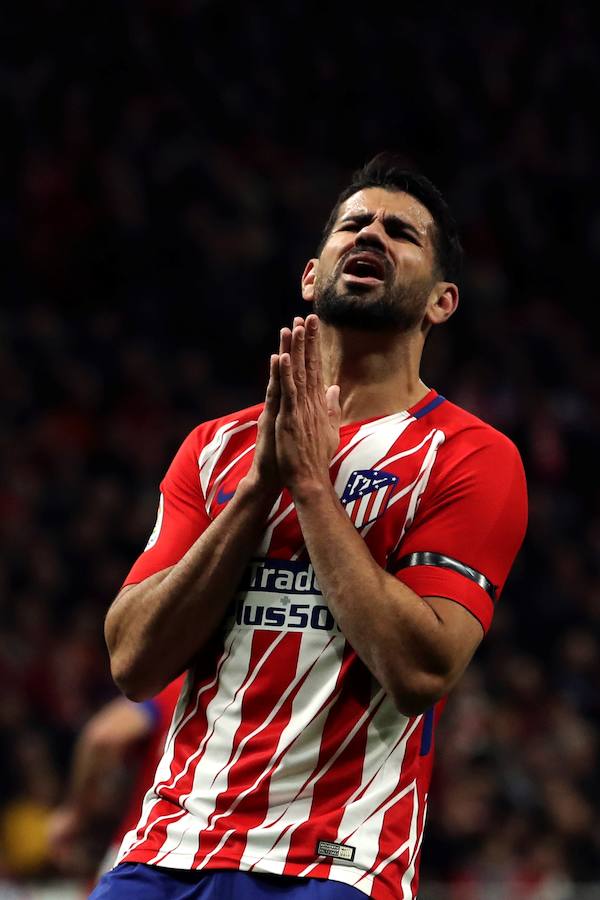 El Atlético se adelantó por mediación de Diego Costa, pero un autogol de Moyá y otro tanto de Correa dieron la victoria al equipo de Montella en la ida de cuartos de Copa del Rey.