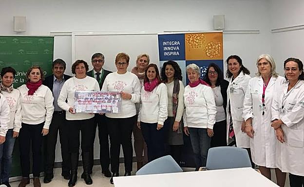 Miembros de Un Sí por la Vida, junto a profesionales del Hospital Clínico. 