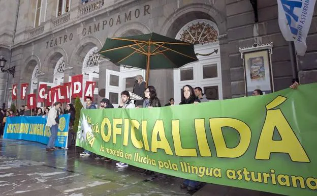 Concentración frente al teatro Campoamor de Oviedo en demanda de la oficialidad del asturiano. 