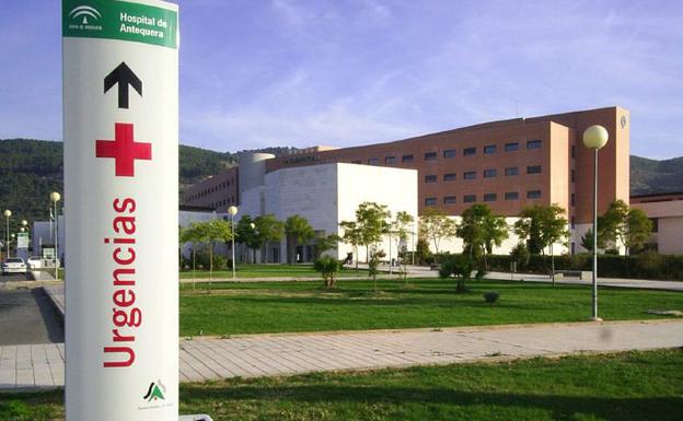 Imagen de archivo del exterior de las urgencias del Hospital de Antequera.