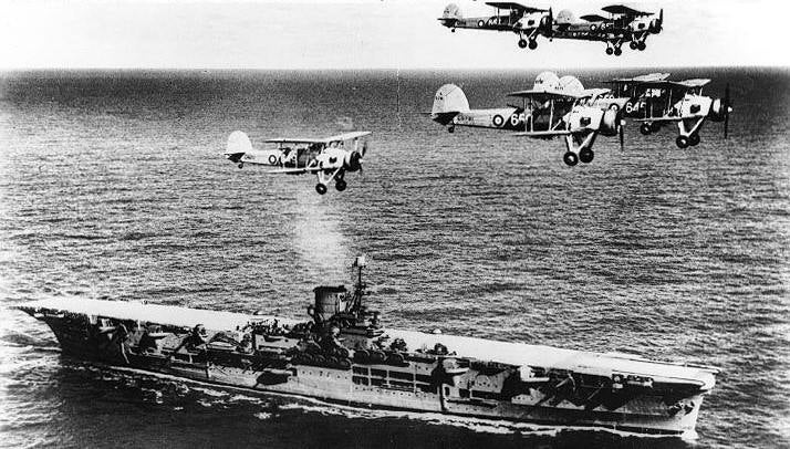 El Ark Royal, en 1939, con los aviones que transportaba en primer término. 