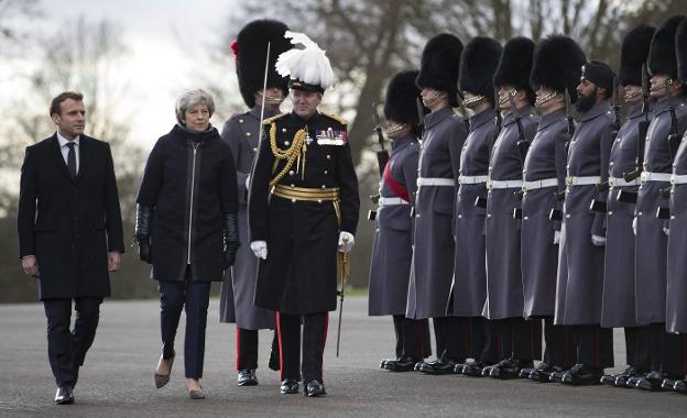 Emmanuel Macron y Theresa May pasan revista a la guardia de honor en Sandhurst. :: Ian LANGSDON / afp