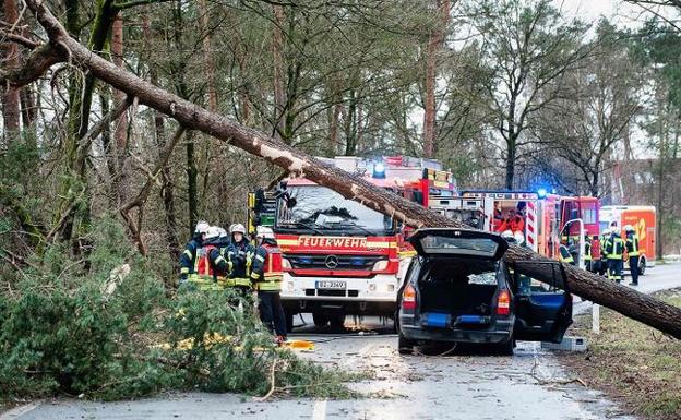 Un accidente de tráfico en Menden por culpa del temporal. :: Christian MATHIESEN / afp