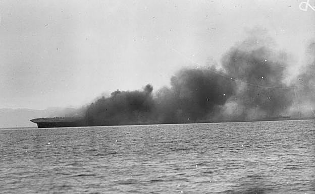 Humareda que se originó tras el impacto del torpedo lanzado por el submarino nazi. 