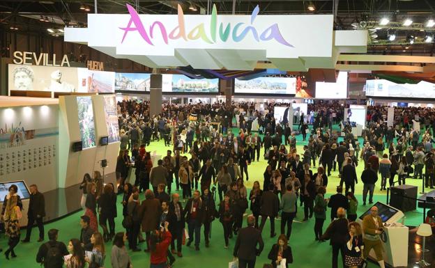 La gran afluencia de profesionales en el expositor de Andalucía y de Málaga marcaron la segunda jornada de Fitur. 