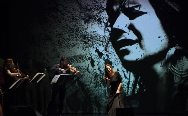 Momento del espectáculo, donde se mezcla música clásica, electrónica, flamenco y videocreación. 