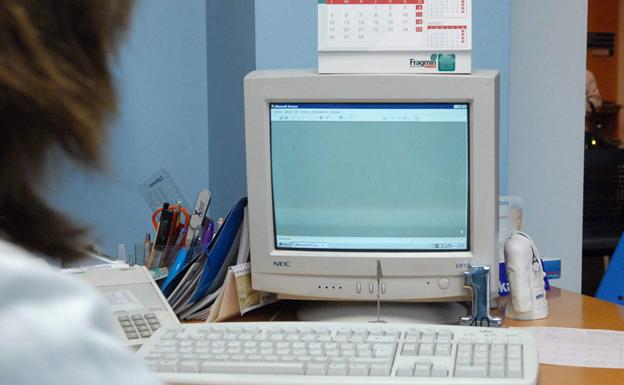 Imagen de archivo de una doctora consultando el ordenador.