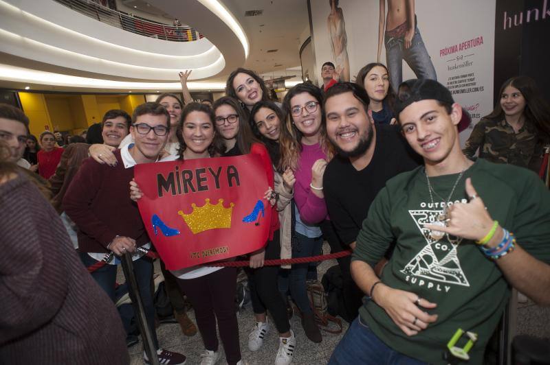 Una legión de seguidores esperan desde muy temprano la firma de discos de los exconcursantes de la última edición del programa