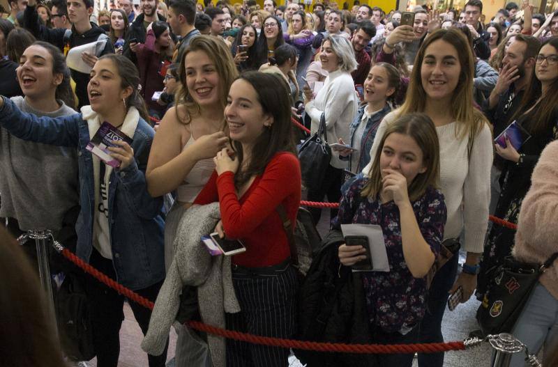 Una legión de seguidores esperan desde muy temprano la firma de discos de los exconcursantes de la última edición del programa