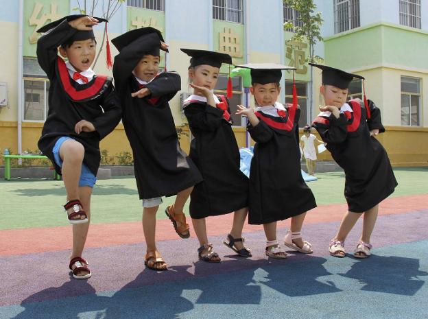 Un grupo de niños celebra su graduación en educación preescolar en un centro de Winxhan. :: reuters