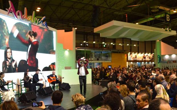 La música más tradicional fue uno de los principales reclamos ayer en el pabellón de Turismo Andaluz. 