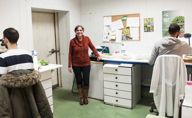 La investigadora Marta Monserrat en uno de los laboratorios del IHSM La Mayora.