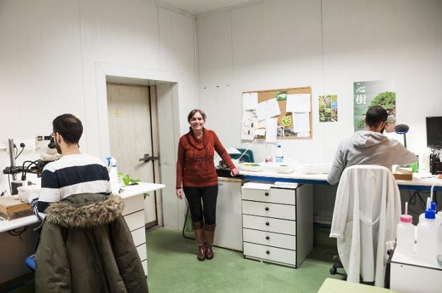 La investigadora Marta Monserrat en uno de los laboratorios del IHSM La Mayora. :: sur