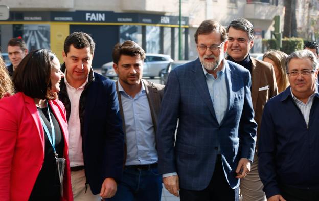 Virginia Pérez, Juanma Moreno, Beltrán Pérez, Mariano Rajoy y Juan Ignacio Zoido. :: E. P.