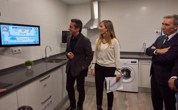 El chef Carlos García, Noelia Moreno y José Reyes, en las instalaciones donde se desarrolla el programa de cocina terapéutica. 