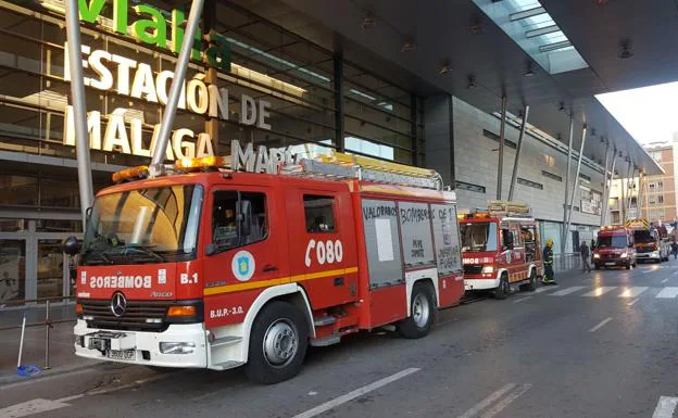 Efectivos de bomberos, en la estación Vialia María Zambrano.