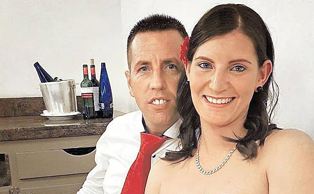 Rosario Rodríguez, con su marido, conocido como El Chicle, en una foto de archivo. 