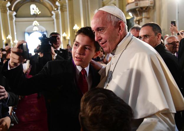 Un niño se hace un selfi con el Papa Francisco en Lima. :: Vincenzo PINTO / afp