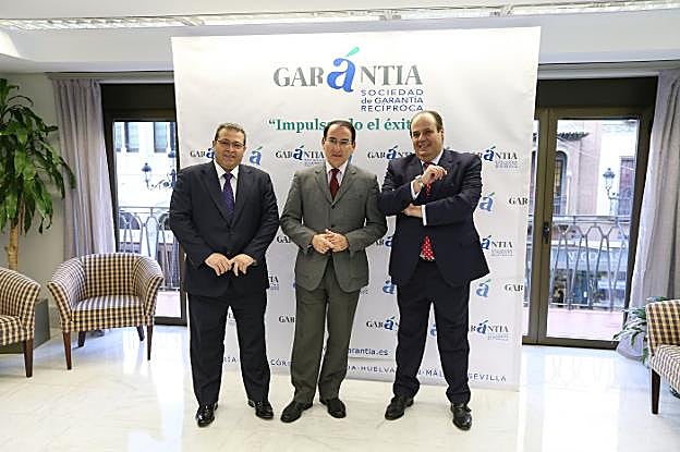 El presidente de Garántia (centro) con el director general, José María Vera, y el director general adjunto, Antonio Vega.