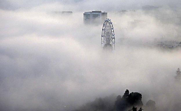 Vídeos y fotos de Málaga bajo la niebla 