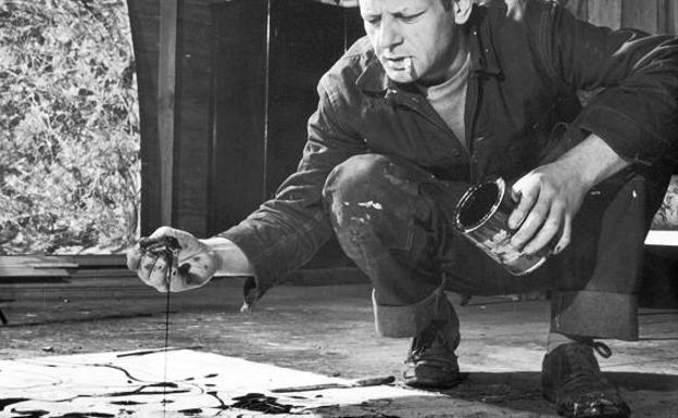 Jackson Pollock, trabajando en su estudio. 