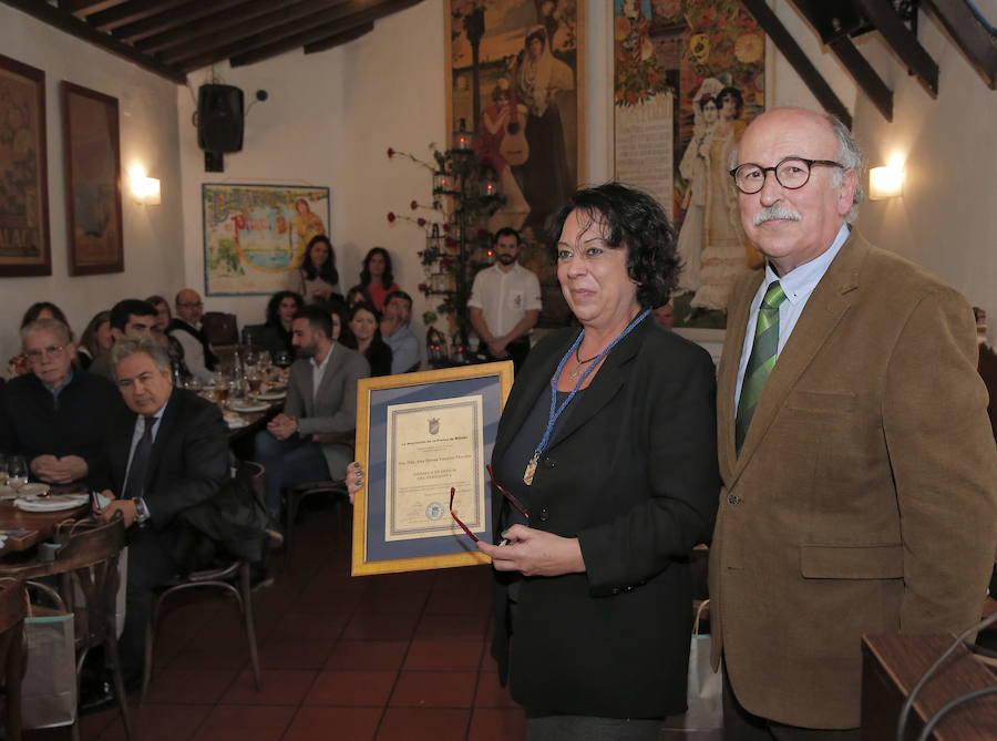 El ex director de Diario Sur José Antonio Frías y la redactora de la Cadena Ser en Málaga Ana Tere Vázquez han recibido las medallas de honor de la Asociación de la Prensa de Málaga con motivo del día de su patrón.