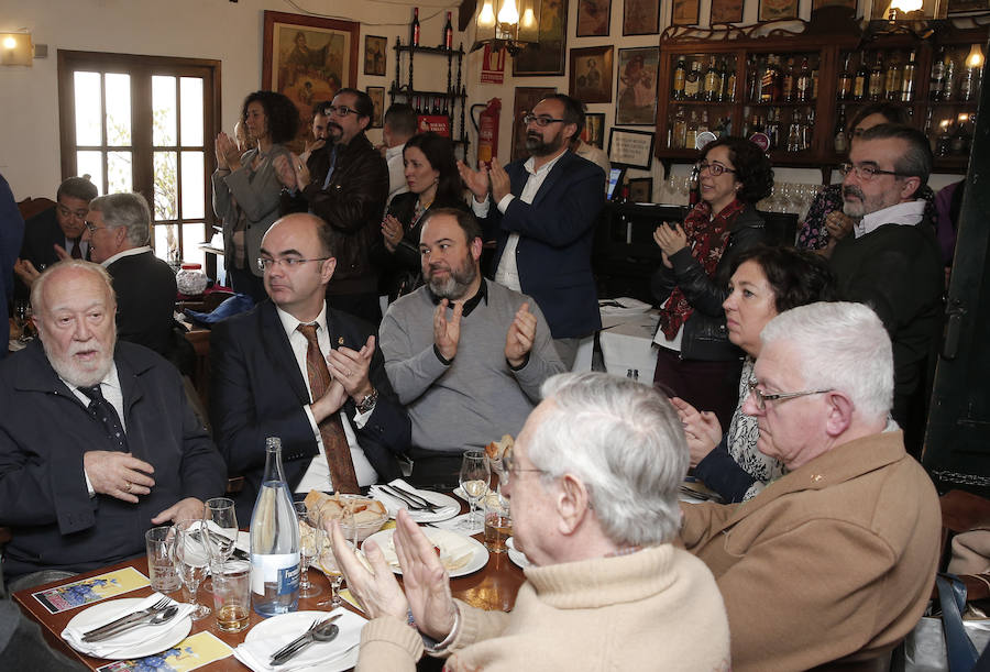 El ex director de Diario Sur José Antonio Frías y la redactora de la Cadena Ser en Málaga Ana Tere Vázquez han recibido las medallas de honor de la Asociación de la Prensa de Málaga con motivo del día de su patrón.