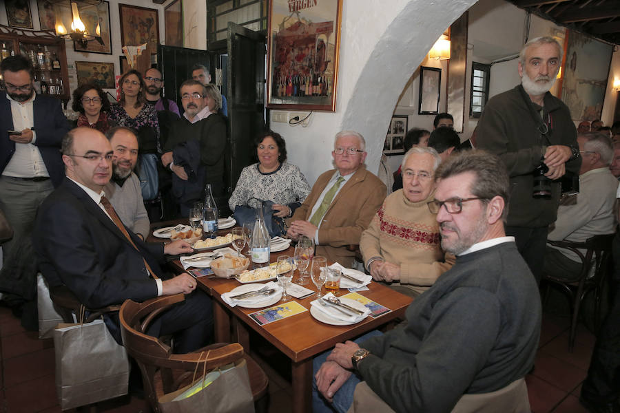 El ex director de Diario Sur José Antonio Frías y la redactora de la Cadena Ser en Málaga Ana Tere Vázquez han recibido las medallas de honor de la Asociación de la Prensa de Málaga con motivo del día de su patrón.