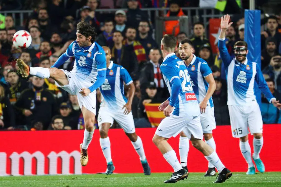 El Barcelona estará en las semifinales de la Copa del Rey tras vencer al Espanyol por 2-0 en el Camp Nou (2-1 global). Los azulgrana se adelantaron con Suárez y Messi puso la sentencia. El partido también estuvo marcado por la despedida a Javier Mascherano y el debut de Philippe Coutinho.