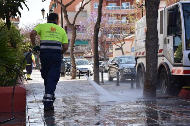 Un empleado realiza labores de limpieza en Fuengirola.