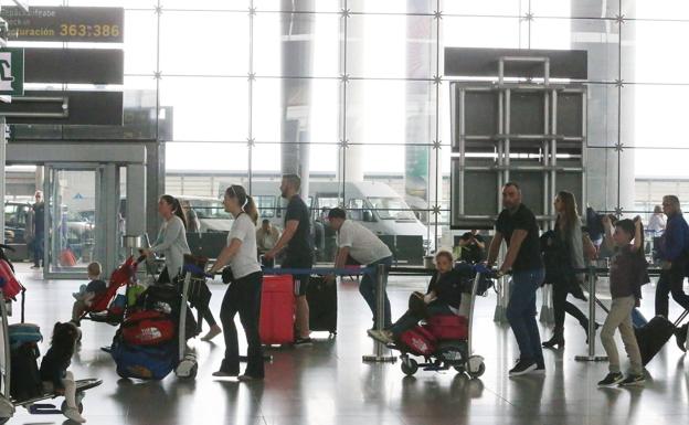 Pasajeros en el aeropuerto de Málaga.