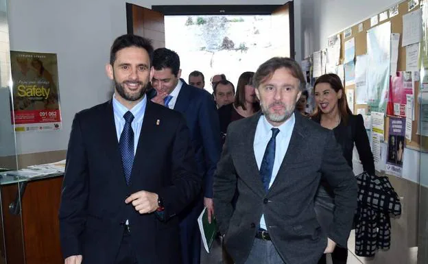 José Fiscal (a la derecha), junto al alcalde de Ojén, José Antonio Gómez, el pasado miércoles.