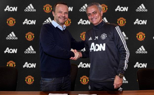 Mourinho, tras firmar su renovación de contrato. 