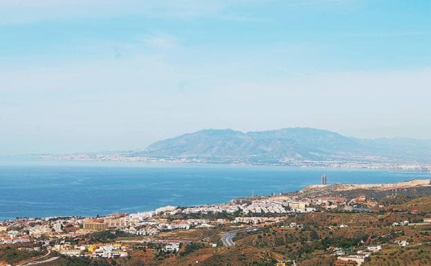 Vista de la costa rinconera y de la Bahía de Málaga