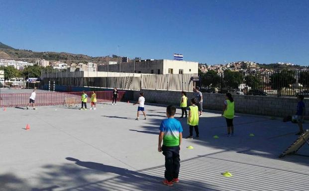 Alumnos del colegio público Rosa de Gálvez practicando tchoukball 