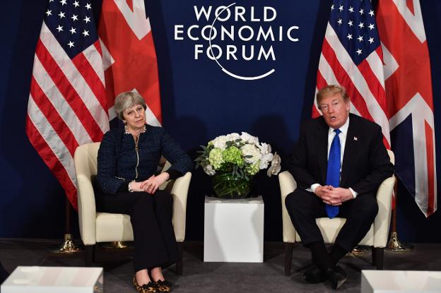 La primera ministra británica, Theresa May, junto a Donald Trump, durante su encuentro ayer en el Foro de Davos. :: Nicholas Kamm / AFP