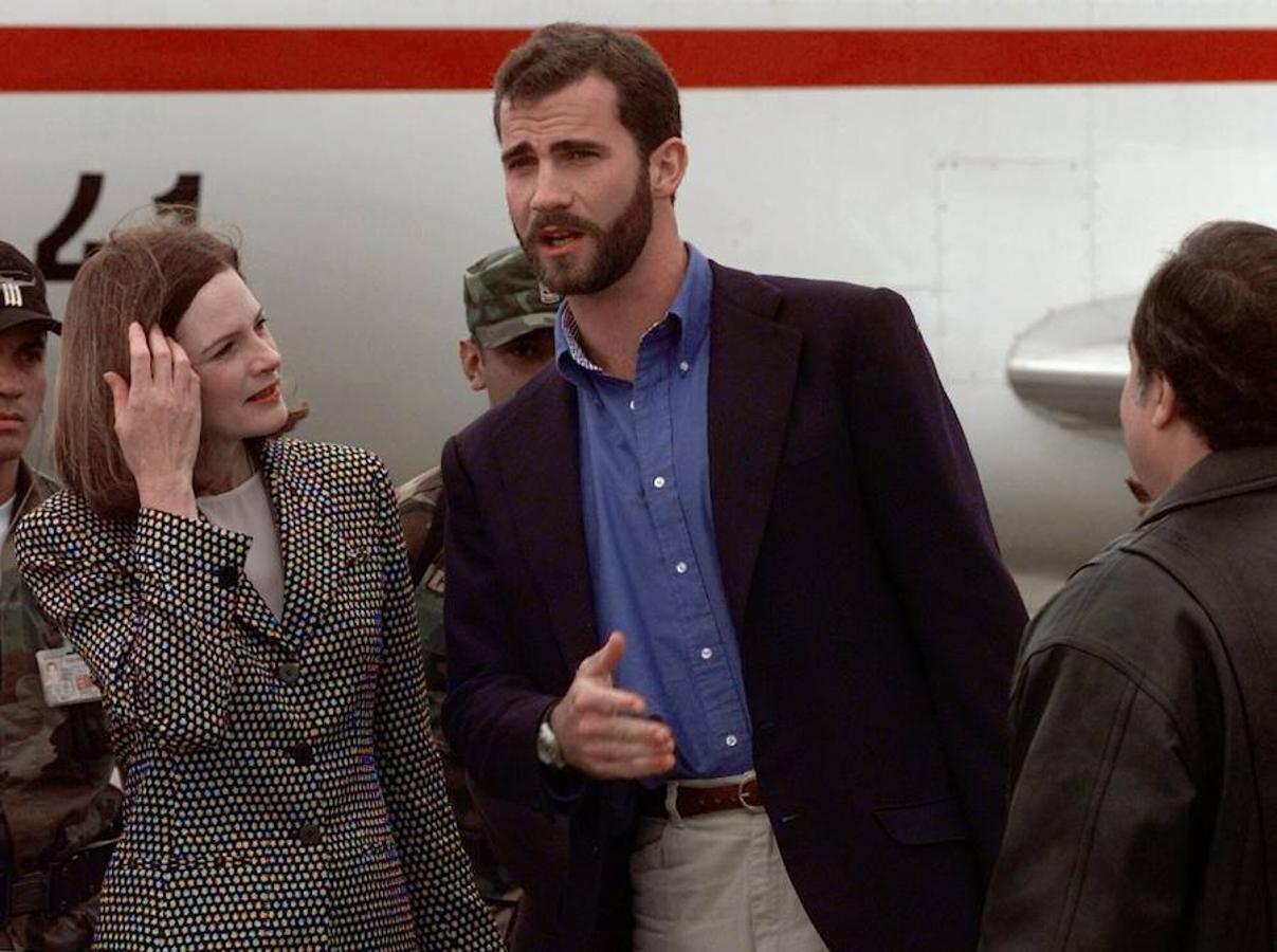 Noviembre de 2018: El Príncipe Felipe conversa con la primera dama de Honduras, Mary Flake Wood de Flores, durante el viaje del heredero español a Centroamérica, afectada por el huracán Mitch.