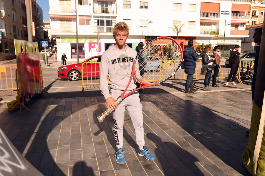 Pelotas y raquetas aterrizaron este sábado en el bulevar de San Pedro para disfrute de los aficionados al tenis. La iniciativa, que se desarrolló esta mañana como una actividad previa a la eliminatoria de la Copa Davis, consistió en una sesión de ‘Street Tenis’ abierta de forma gratuita a todo aquel que quisiera participar