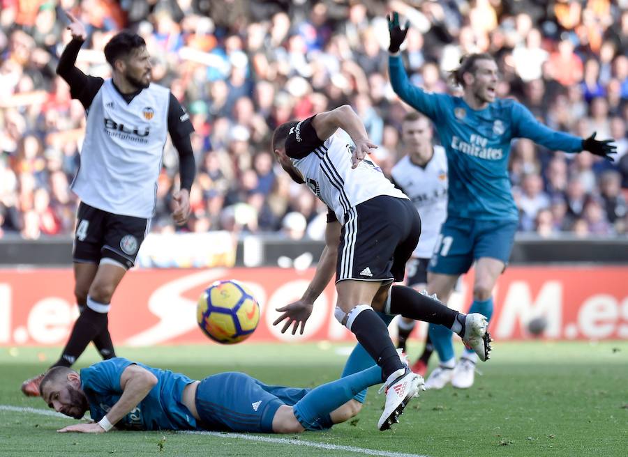 El Real Madrid venció a domicilio por 1-4 al Valencia en Mestalla en la jornada 21 del campeonato liguero. Cristiano anotó un doblete de penalti y Mina recortó distancias pero los goles de Marcelo y Kroos terminaron por dar la victoria al cuadro blanco.