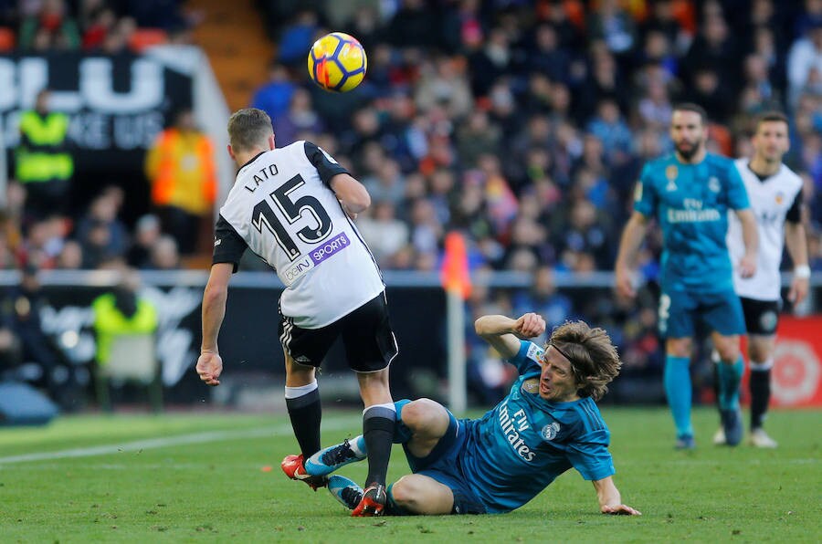 El Real Madrid venció a domicilio por 1-4 al Valencia en Mestalla en la jornada 21 del campeonato liguero. Cristiano anotó un doblete de penalti y Mina recortó distancias pero los goles de Marcelo y Kroos terminaron por dar la victoria al cuadro blanco.