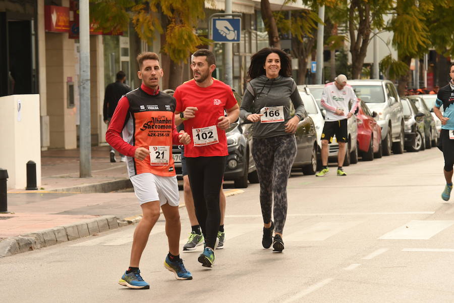 Los participantes en la carrera a favor de Cruz Roja desafían a la lluvia y completan los 8 kilómetros del recorrido