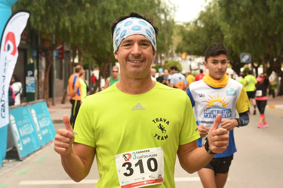 Los participantes en la carrera a favor de Cruz Roja desafían a la lluvia y completan los 8 kilómetros del recorrido