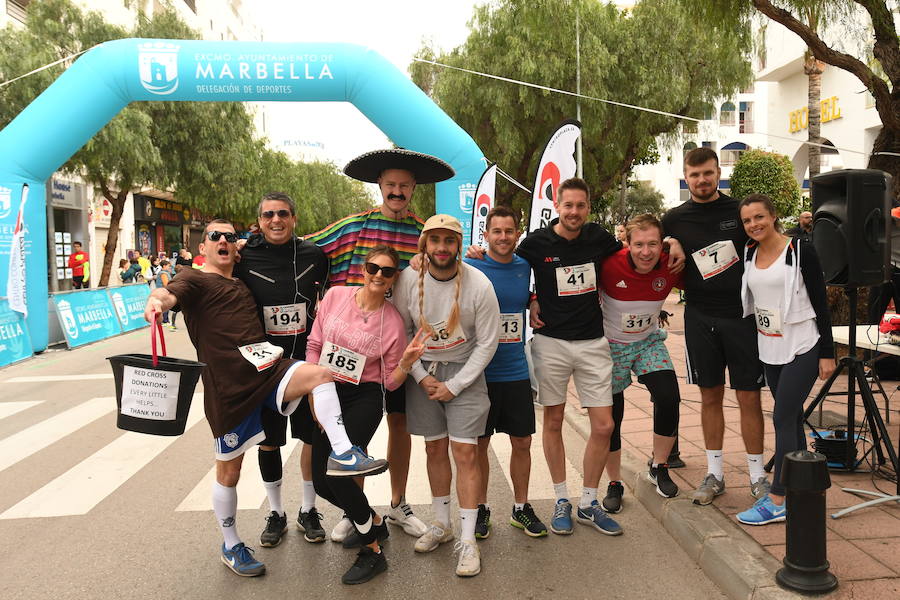 Los participantes en la carrera a favor de Cruz Roja desafían a la lluvia y completan los 8 kilómetros del recorrido