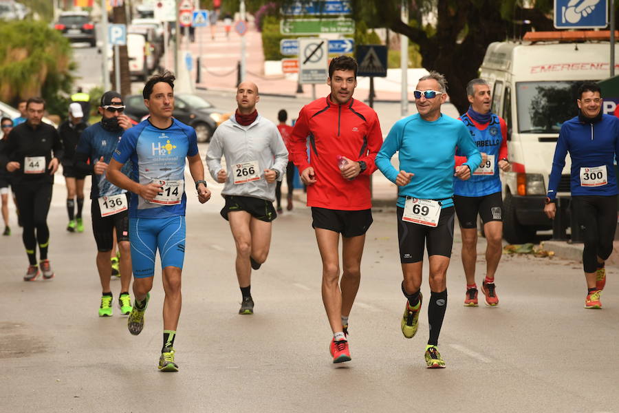 Los participantes en la carrera a favor de Cruz Roja desafían a la lluvia y completan los 8 kilómetros del recorrido