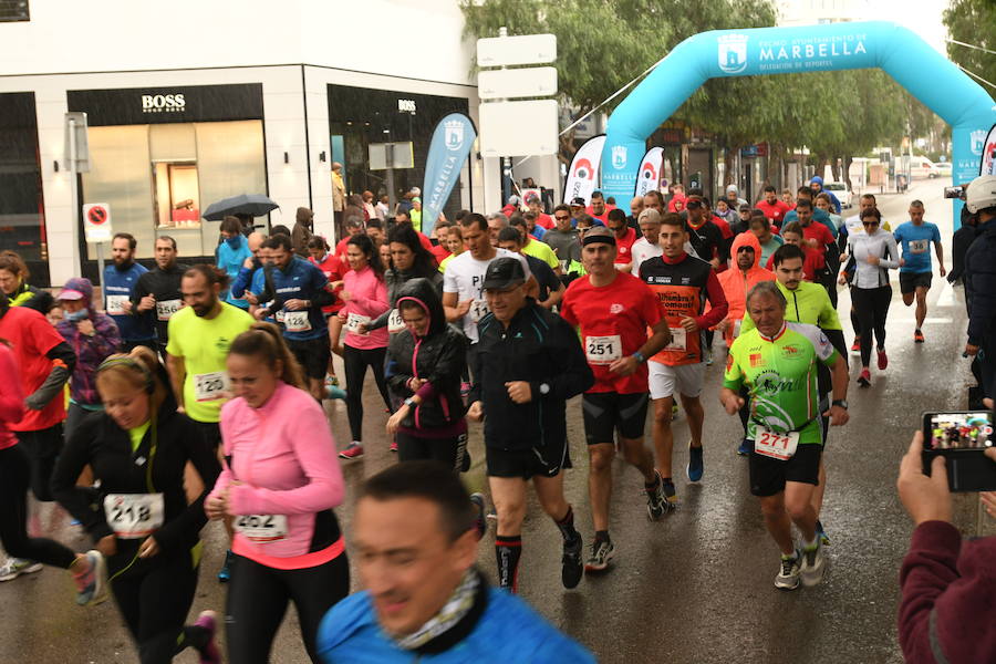 Los participantes en la carrera a favor de Cruz Roja desafían a la lluvia y completan los 8 kilómetros del recorrido