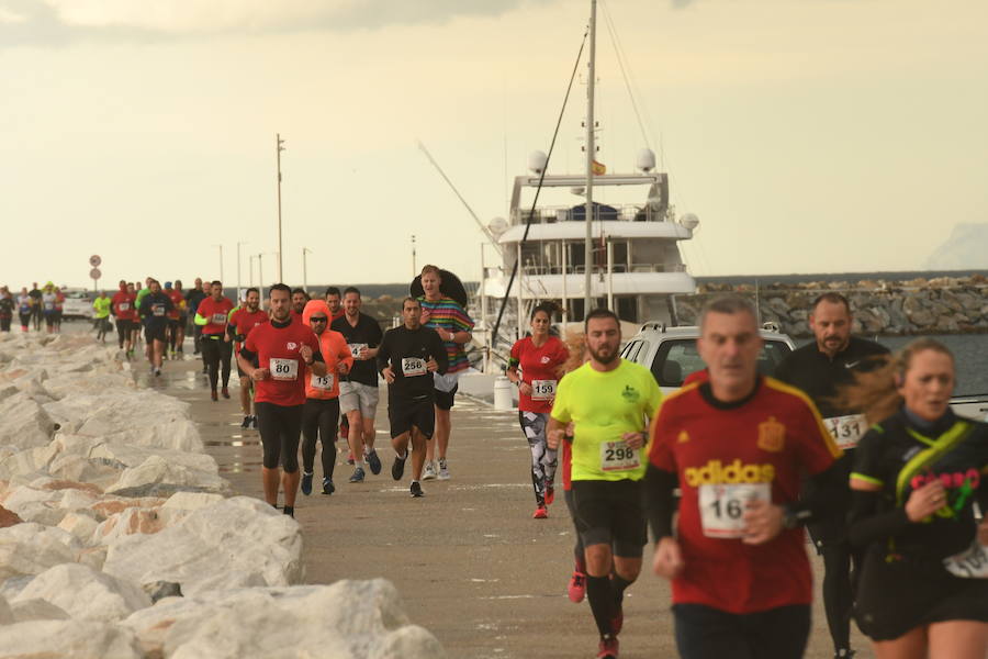 Los participantes en la carrera a favor de Cruz Roja desafían a la lluvia y completan los 8 kilómetros del recorrido