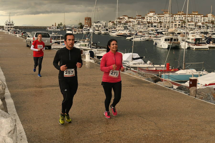 Los participantes en la carrera a favor de Cruz Roja desafían a la lluvia y completan los 8 kilómetros del recorrido